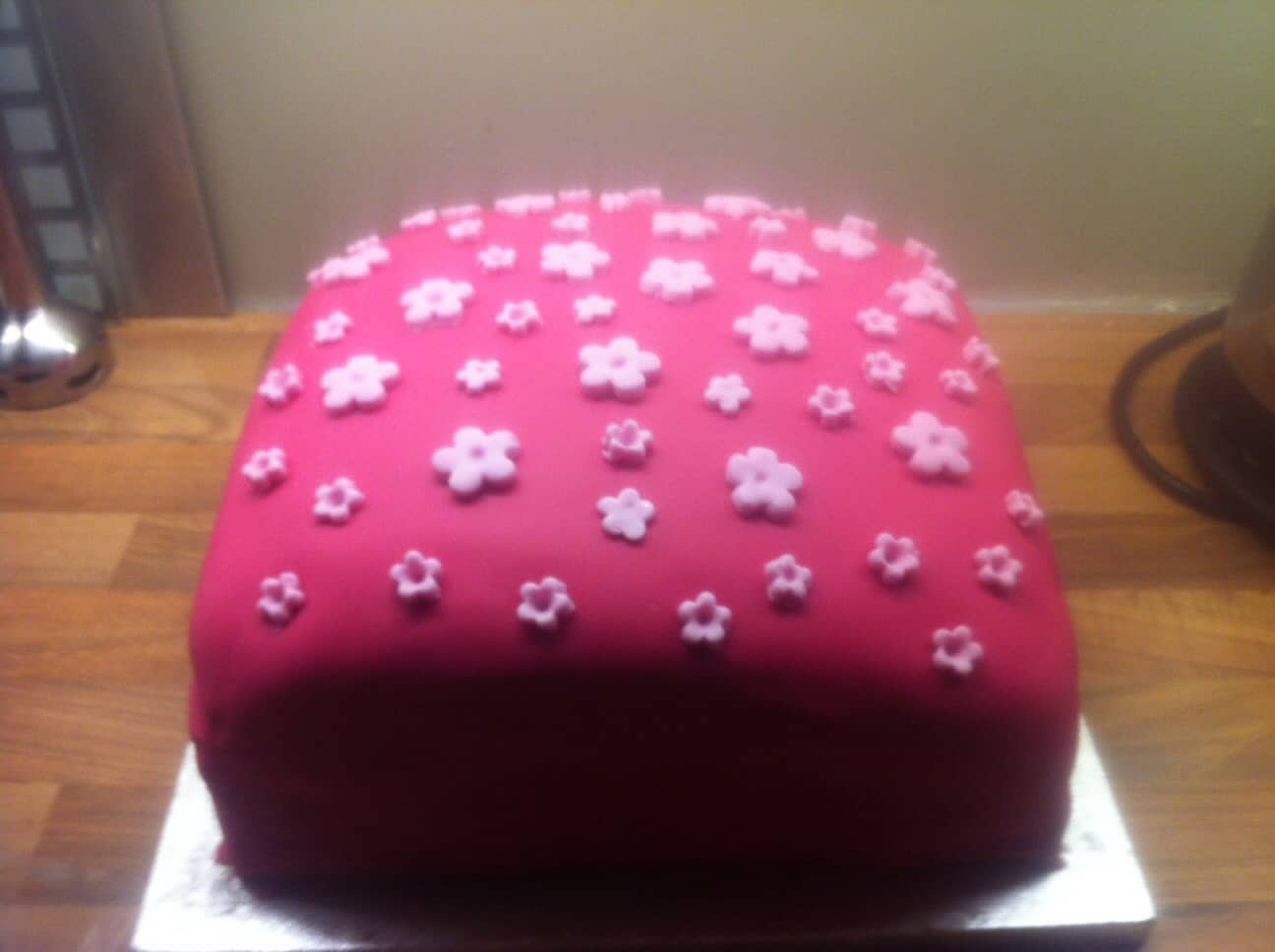 fifth birthday cake – pink fondant icing with daisies