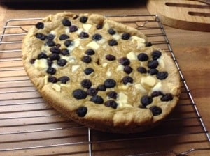 Slow Cooker Giant White Chocolate and Blueberry Cookie