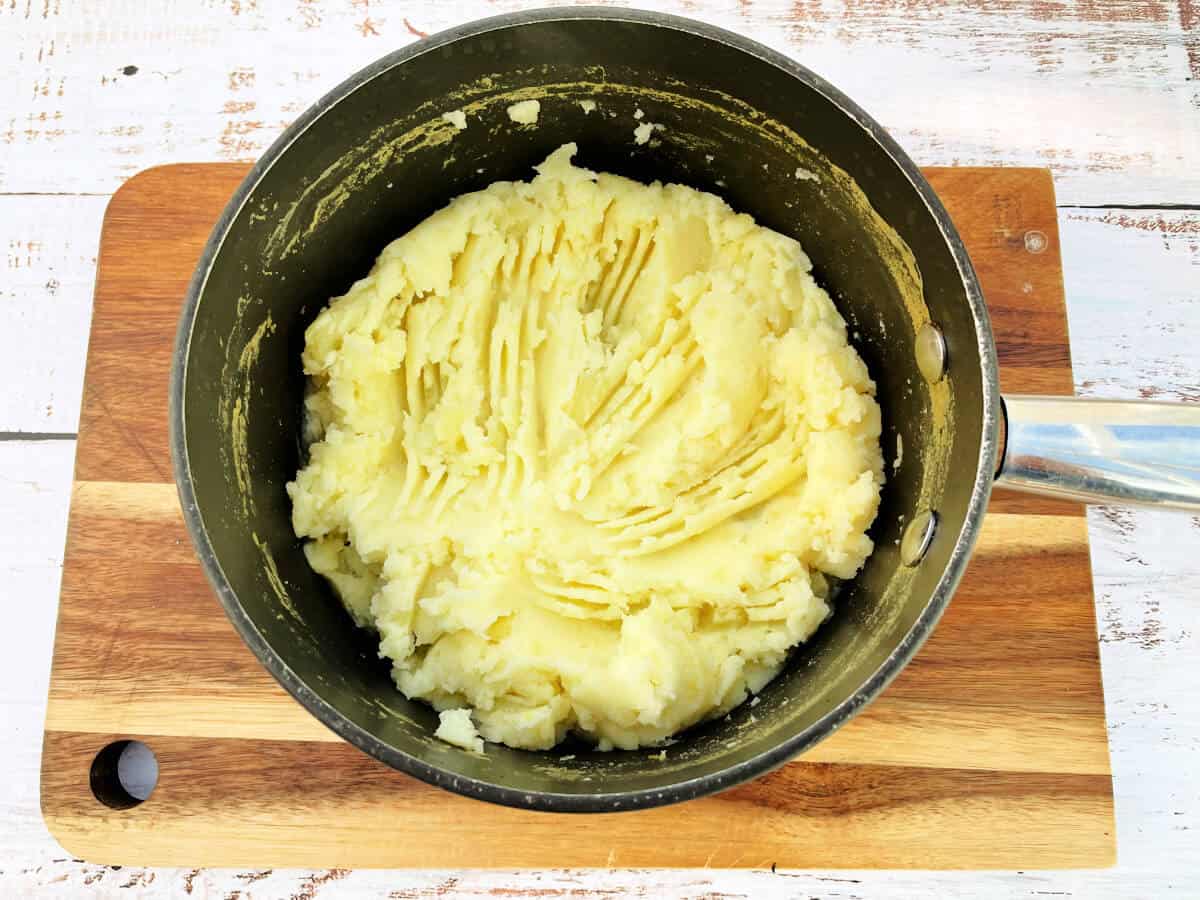 Mashed potatoes in a saucepan.