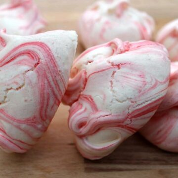 Strawberry meringues