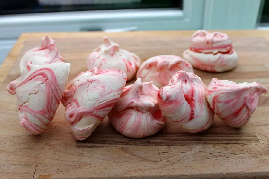 Strawberry meringues
