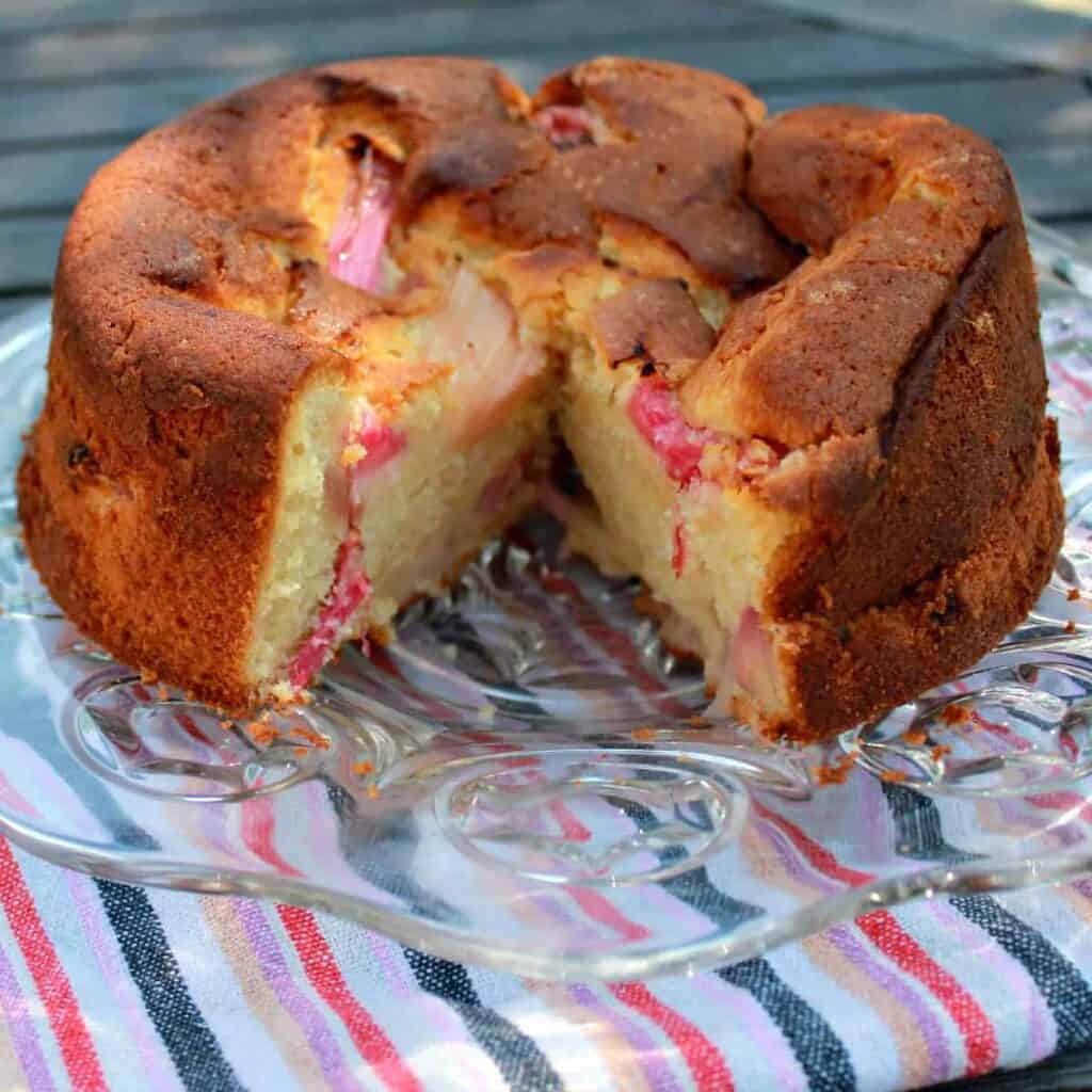 Easy Rhubarb and Vanilla Cake BakingQueen74