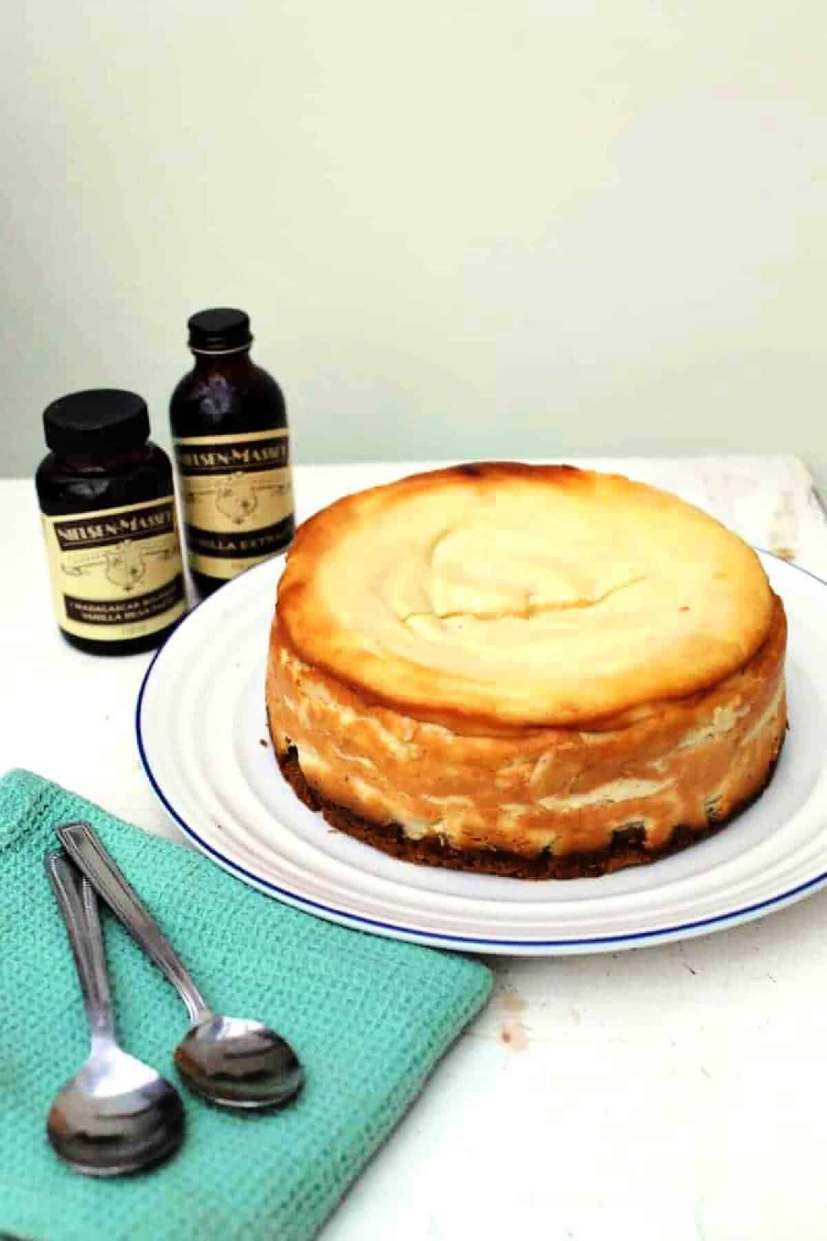 https://bakingqueen74.co.uk/wp-content/uploads/2015/05/vanilla-cheesecake-1-updated-2.jpg