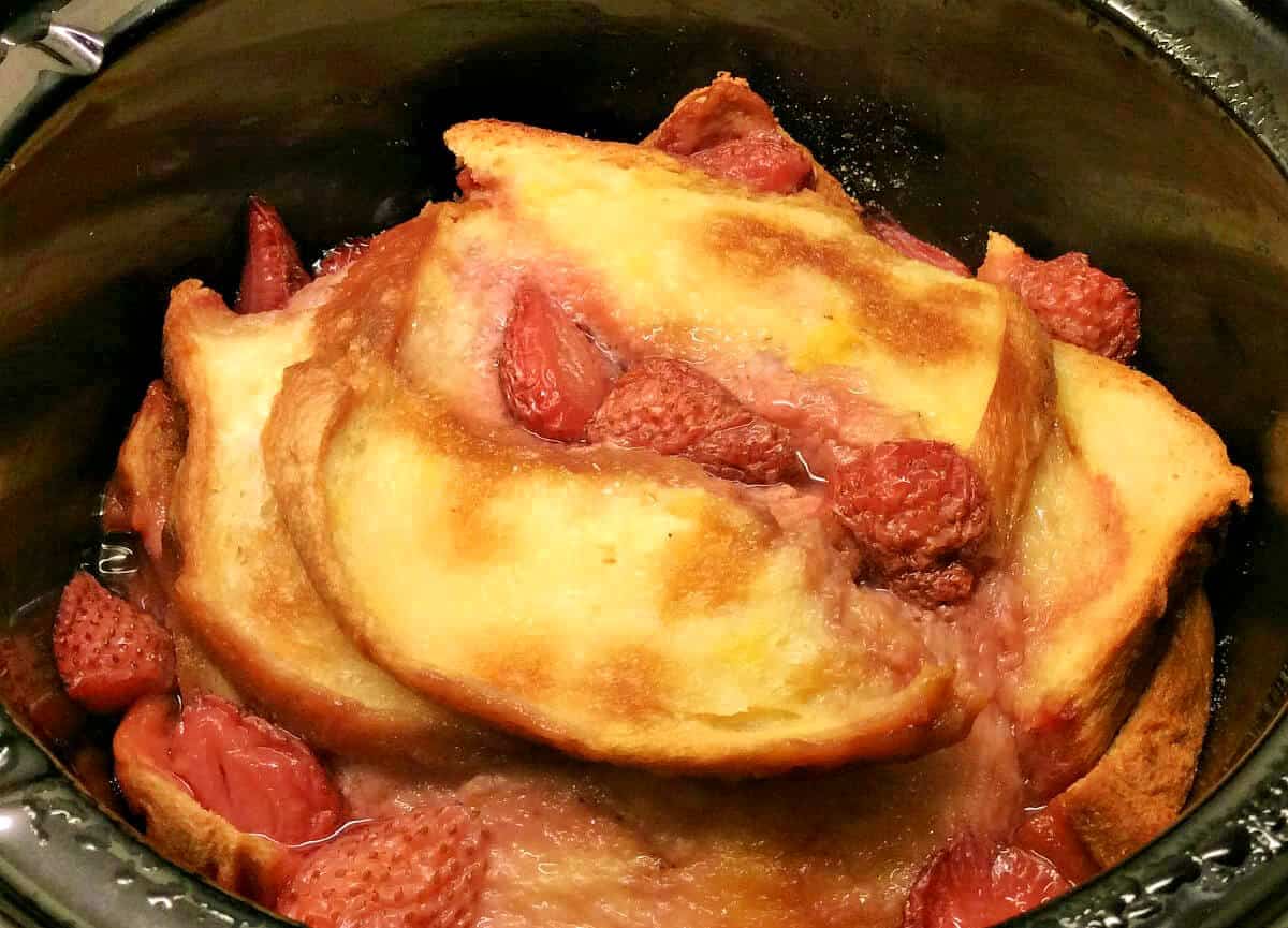 Baked brioche pudding in a pot.