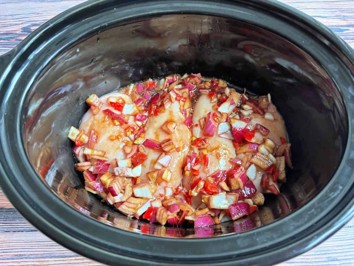 Chicken with chilli, red onion and lime sauce over it.