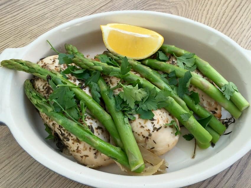 Slow cooker of lemon and herbs with chicken with asparagus