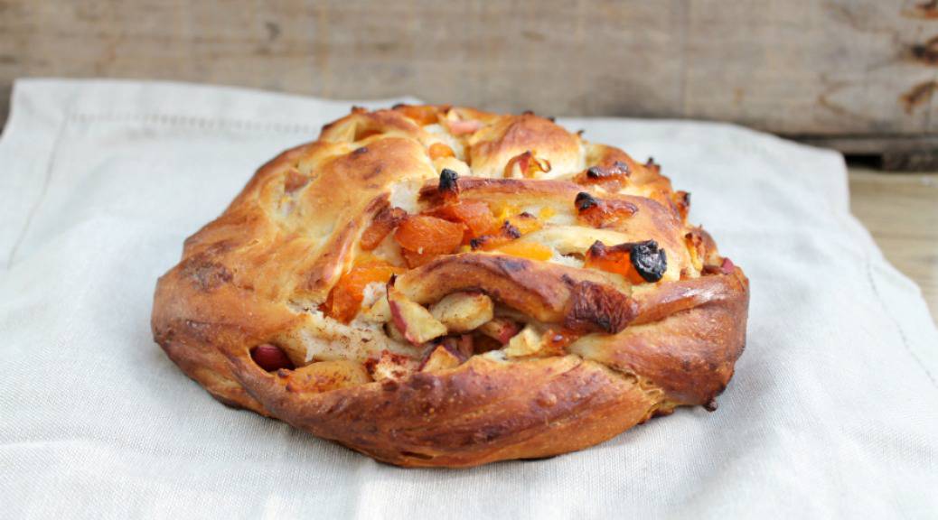 Apricot and Apple Couronne – Bready, Steady, Go April Linky