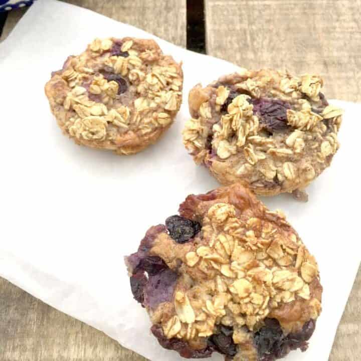 Mini baked oats with blueberries and cinnamon