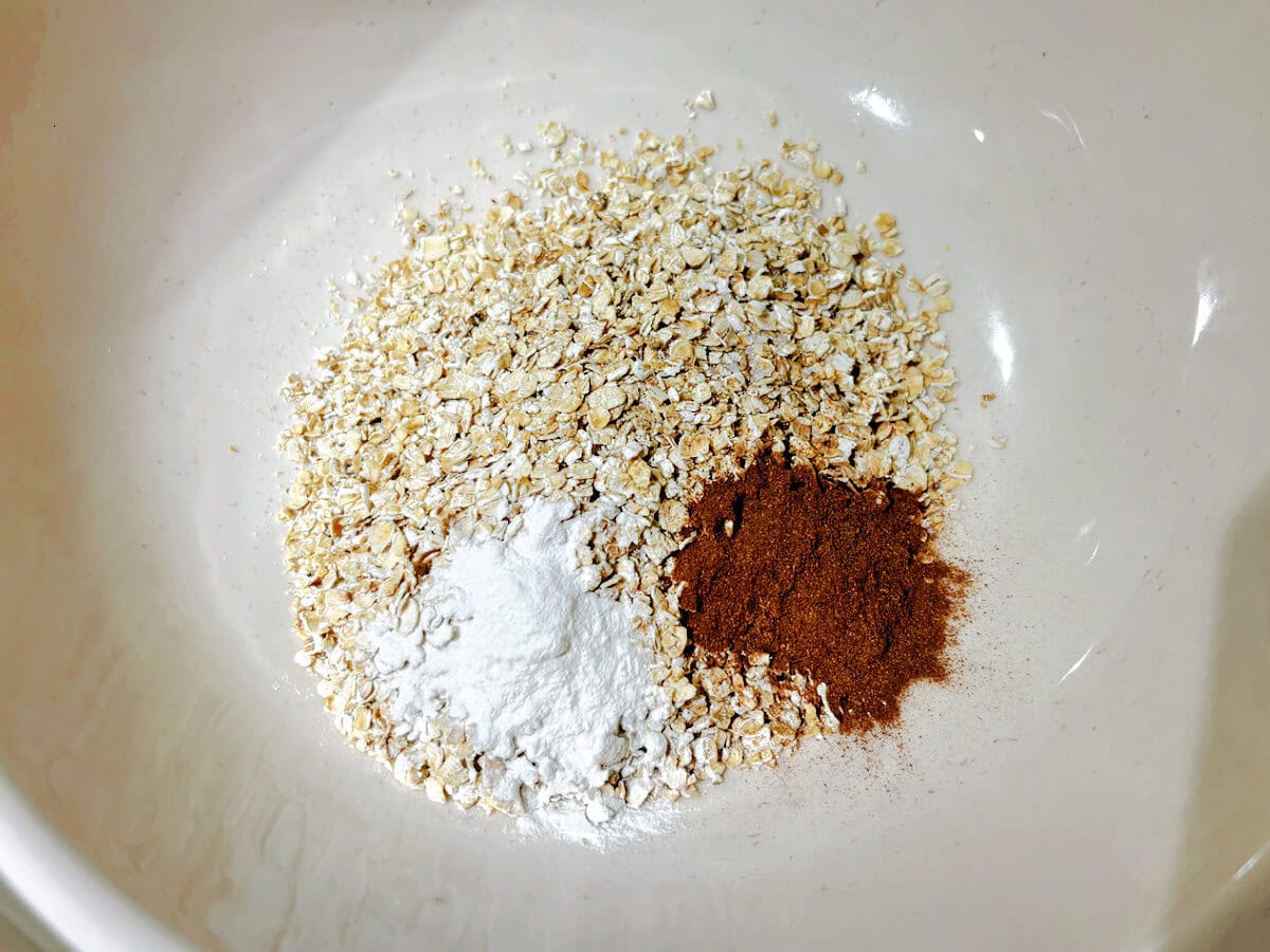 Oats, cinnamon and baking powder in a bowl.