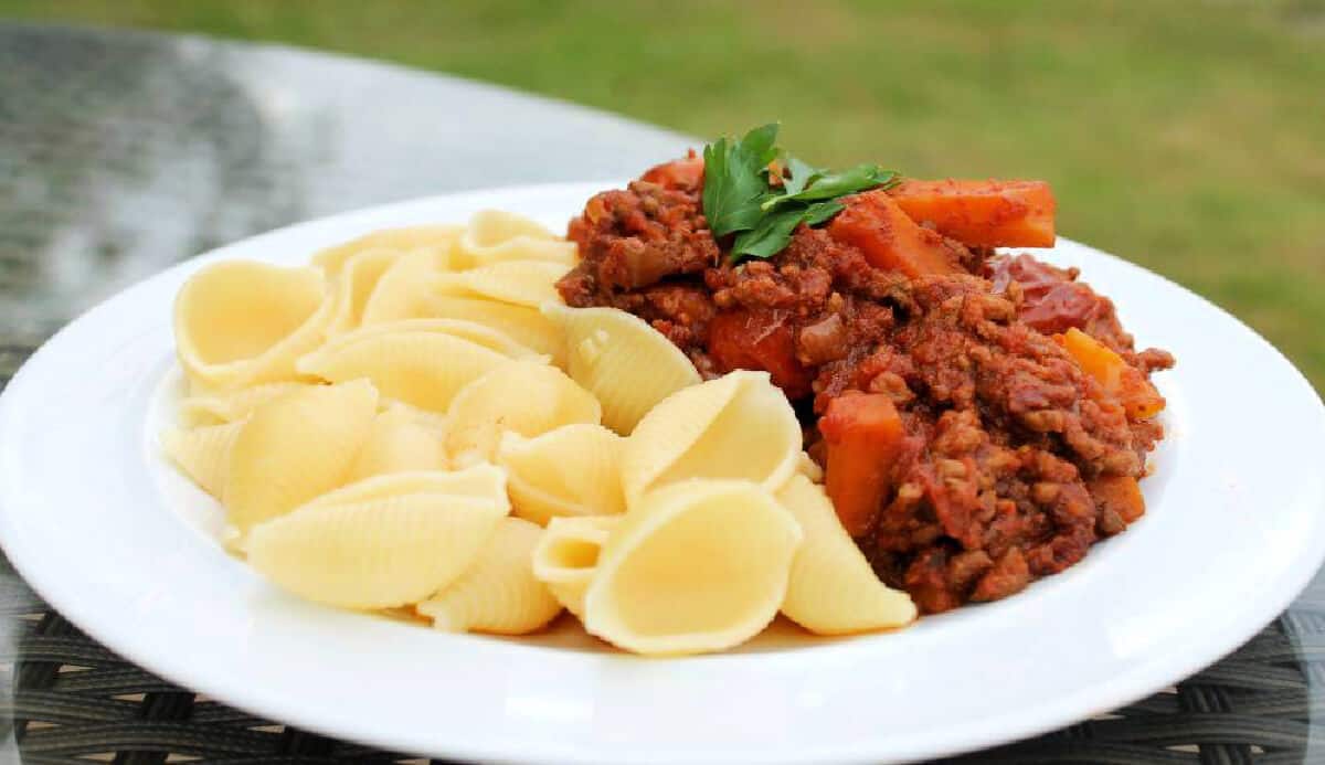 Plate of bolognese and pasta.