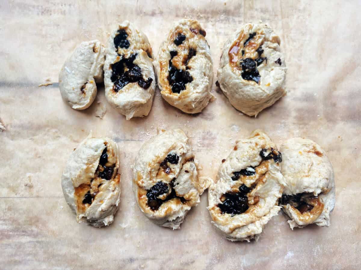 Eight swirls with mincemeat filling cut from the cylinder.