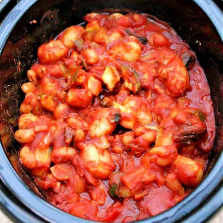 Slow cooker pot with gnocchi in tomato sauce.