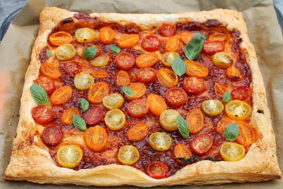 Easy Tomato Puff Pastry Tart - WeightWatchers Friendly - BakingQueen74