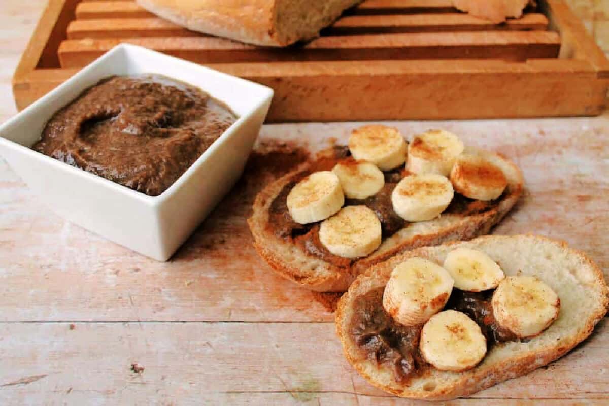 Bread with banana butter topped with slices of banana.