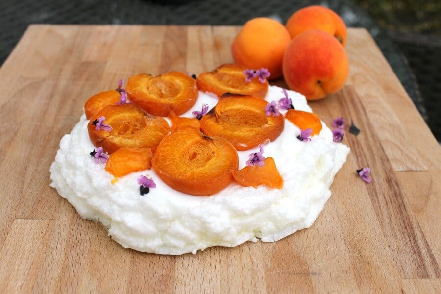 Sugar-free Pavlova with roasted apricots