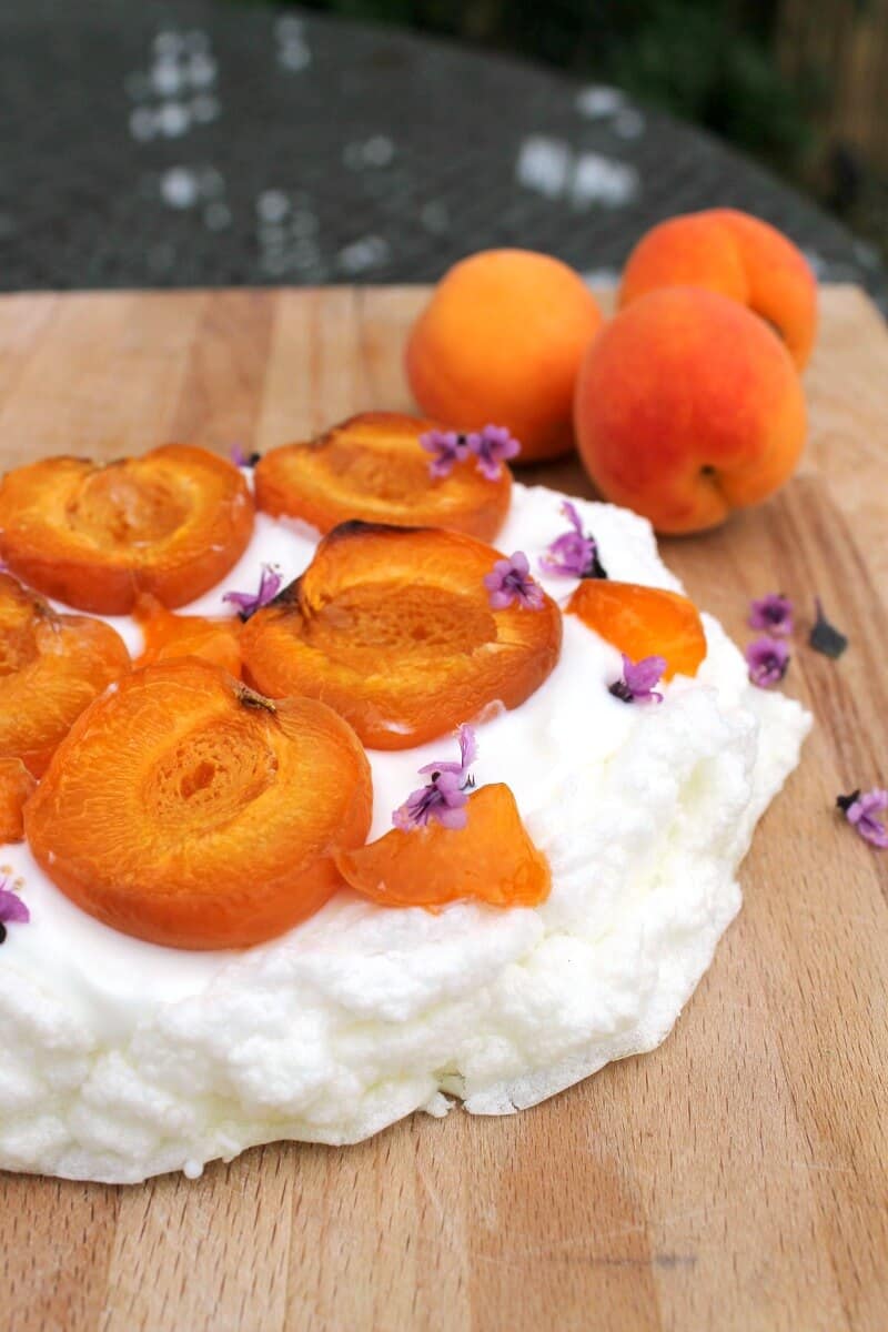 Sugar-free Pavlova with roasted apricots