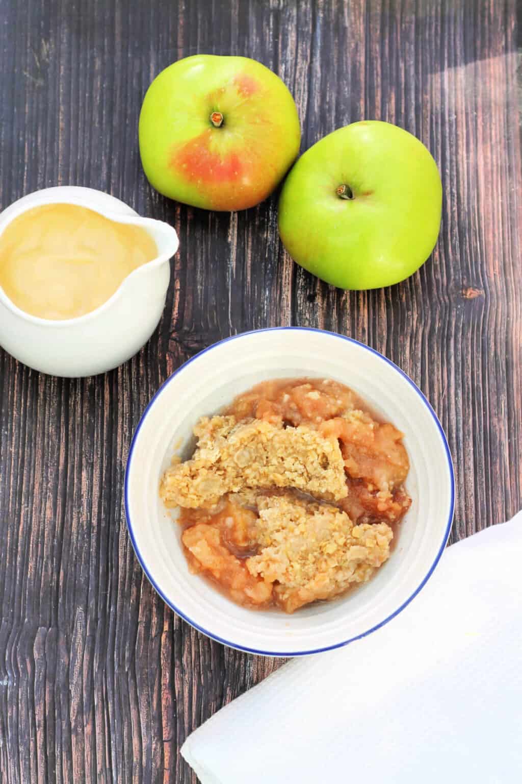 Slow Cooker Apple Crumble BakingQueen74