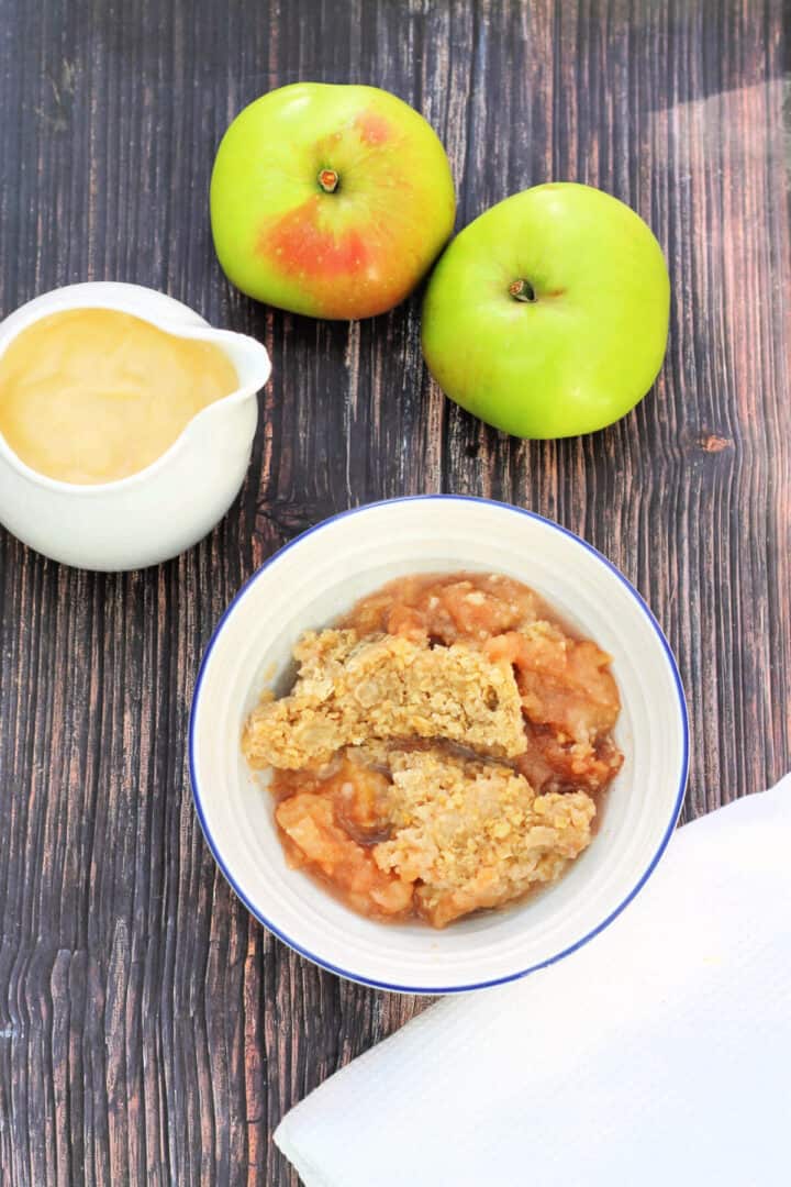 Slow Cooker Apple Crumble BakingQueen74
