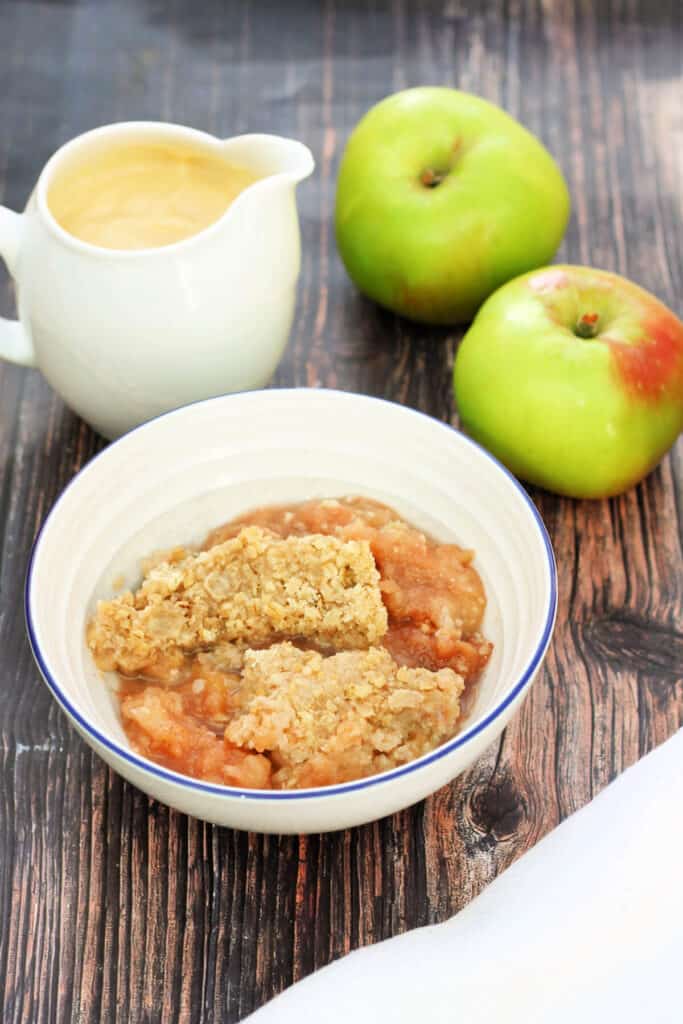 Slow Cooker Apple Crumble BakingQueen74