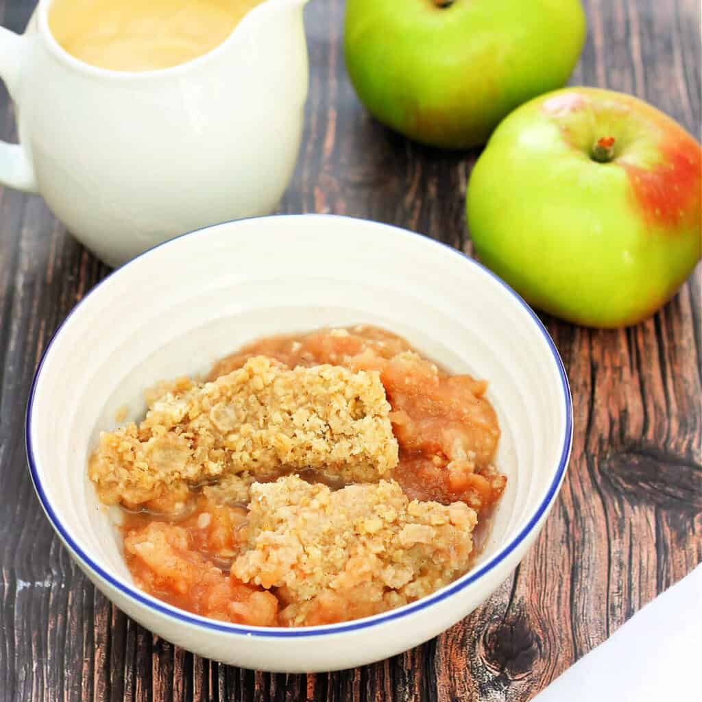 Slow Cooker Apple Crumble BakingQueen74