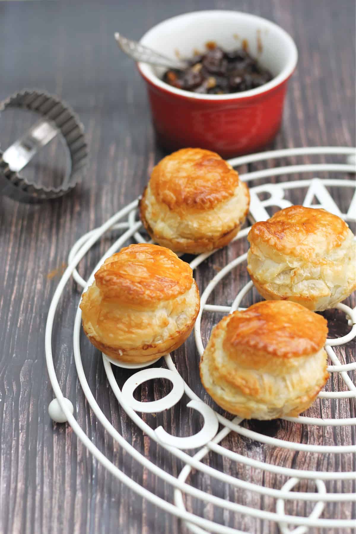 Mince pies on a wire rack.