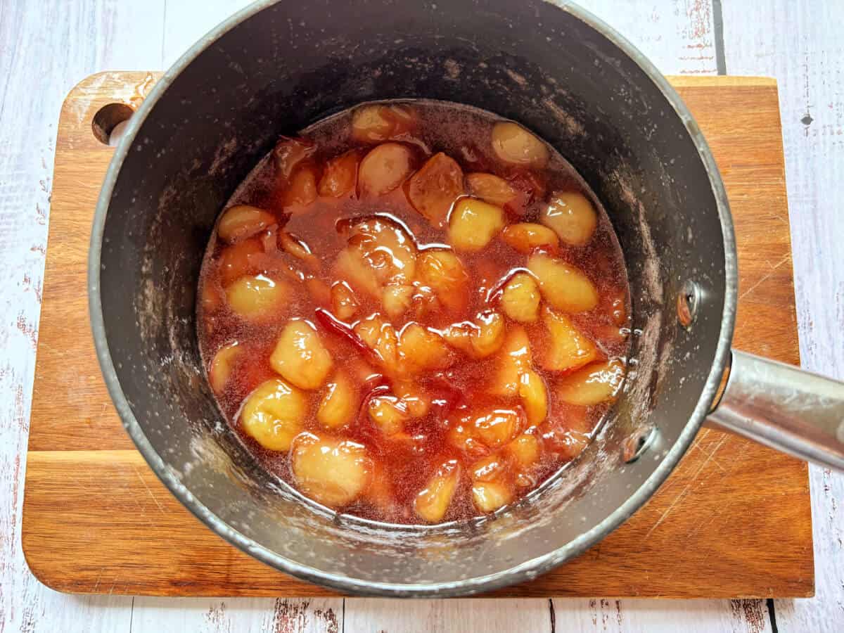Peach jam after boiling.