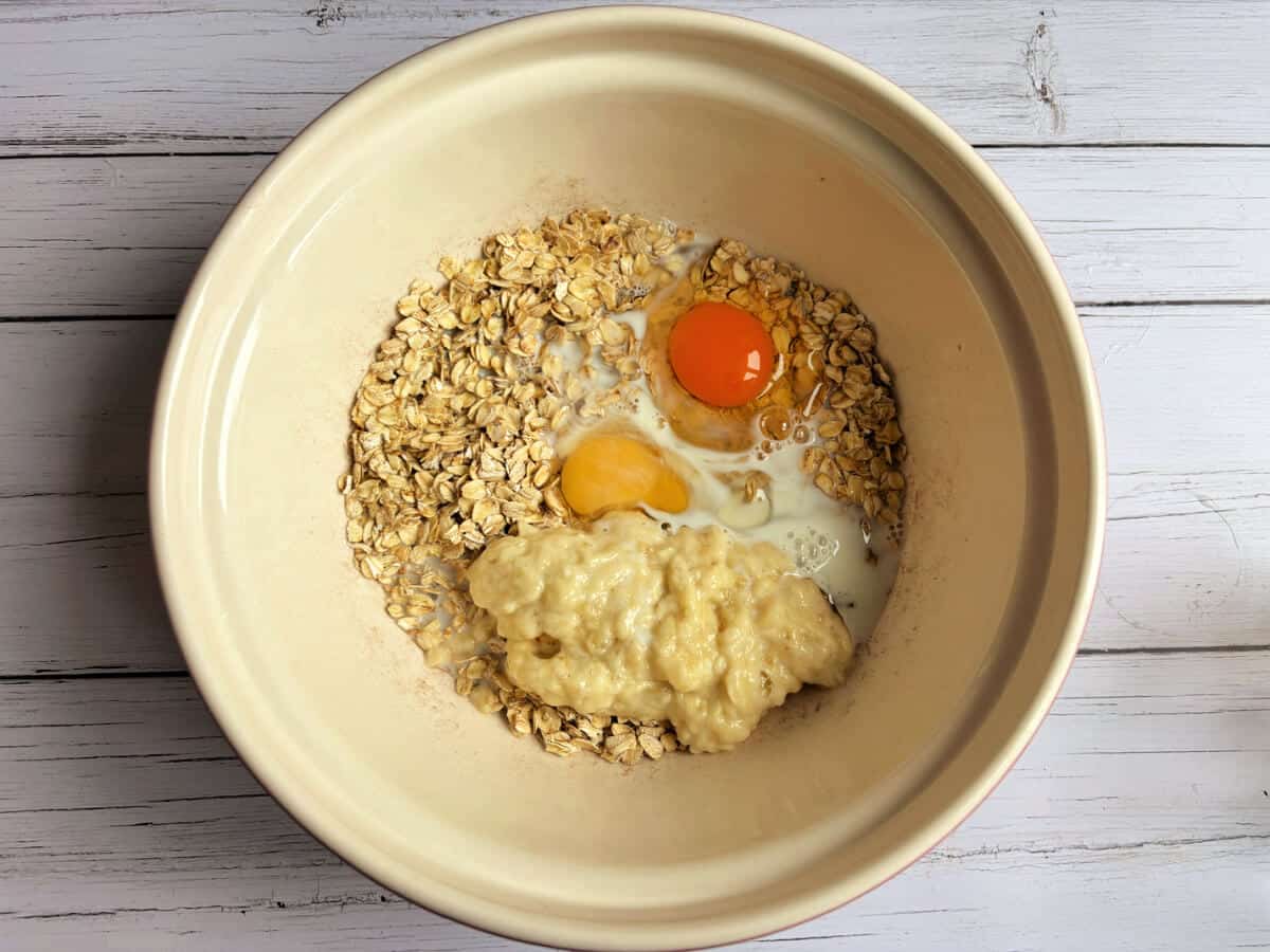 Mélanger le bol avec les flocons d'avoine, la purée de banane, les œufs et le lait.
